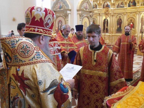 Вручение награды диакону Евгению Тягушеву